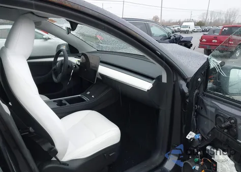 2024 Tesla Model Y Long Range Dual Motor All-Wheel Drive z USA, uszkodzony, nr VIN 7SAYGDEE9RA265508